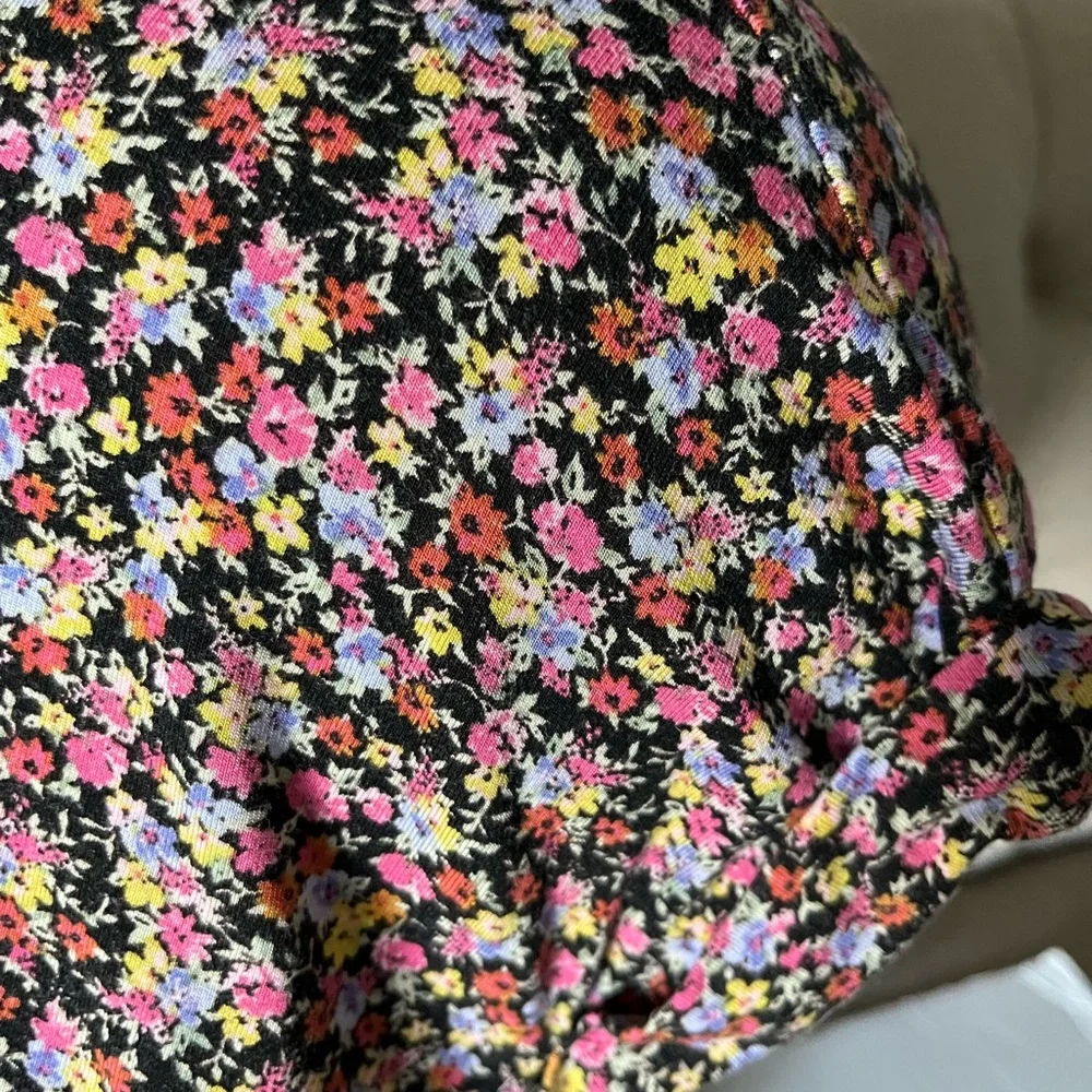 S.O. brand, Cuff Sleeve, Back Button Top, Short-Sleeve, floral Top, Size XL - Picture 3 of 3